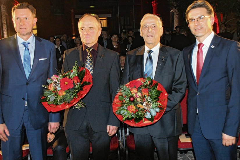 Gratulation von Bürgermeister Jörg Gampe (r.) und Stadtverordnetenvorsteher Andreas Holfeld (l.) an die Louise-Schiller-Preisträger Dieter Pätzold (2.vo li) und Hans-Dieter Unkenstein. Foto: ws