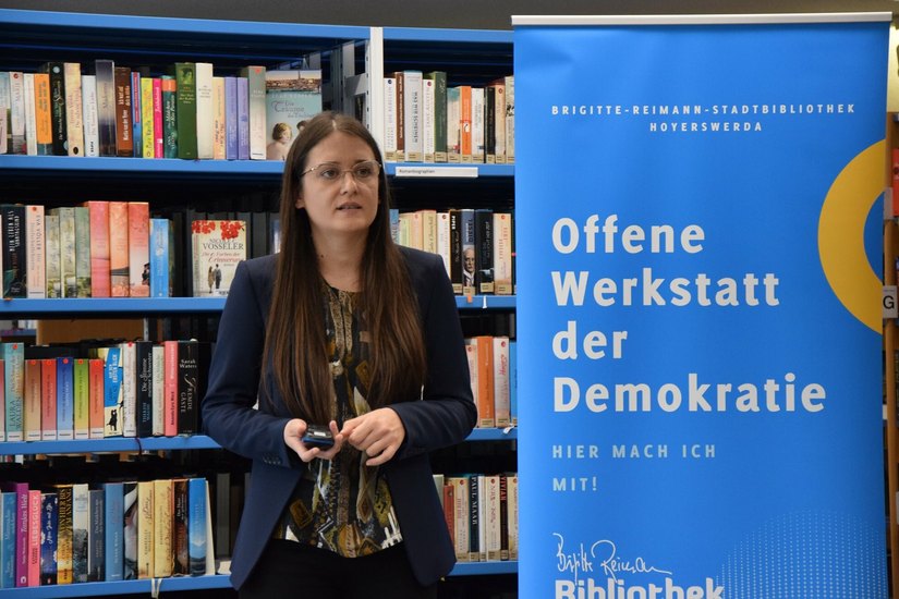 Maja Kos Jozak stellt ihr Projekt in der Bibliothek vor.