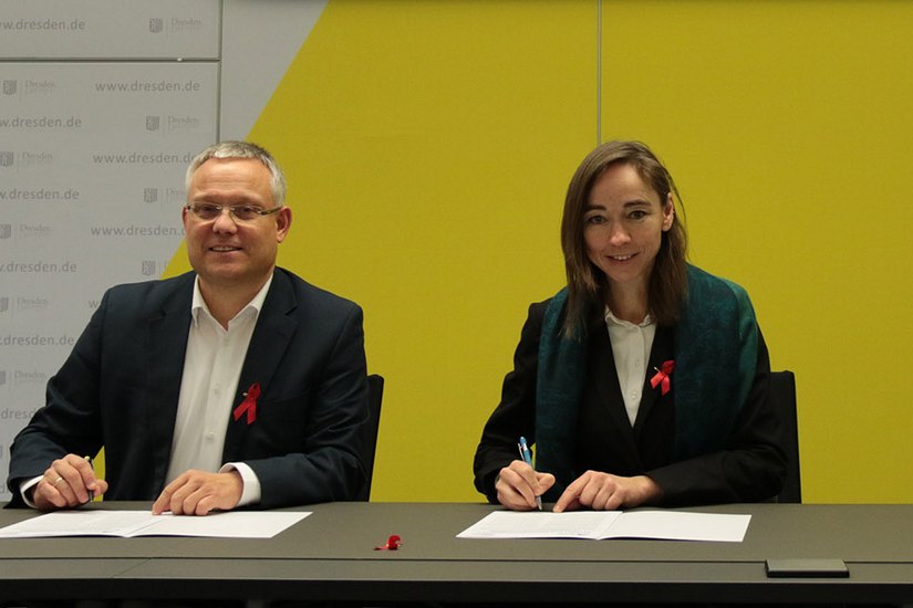 Jan Pratzka und Dr. Kristin Klaudia Kaufmann bei der Unterzeichnung.
