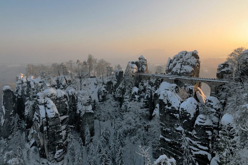 Im Winter bietet das Elbsandsteingebirge, wie hier an der Basteibrücke, eine malerische Kulisse. Doch durch Corona bleibt diese weiter menschenleer. Foto: TVSSW/Frank Exß