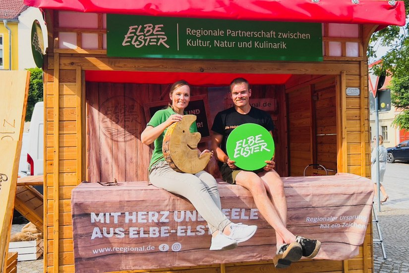 Janine Niederstraßer, Marketingkoordinatorin des LKEE und Justus Mertzig, Regionalsiegelträger mit seiner Firma "die Holzlösung".
