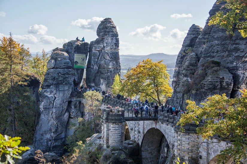 Mit einer Plakataktion an der Basteibrücke machte die "Bürgerinitiative Naturpark Sächsische Schweiz" am vergangenen Sonntag auf sich aufmerksam. Weitere Aktionen sollen folgen.