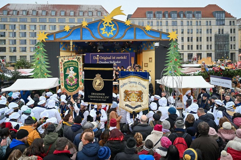 Der Festumzug führte alle Gäste auf den Striezelmarkt, auf dessen Bühne das Dresdner Traditionsgebäck ebenfalls der Star war.