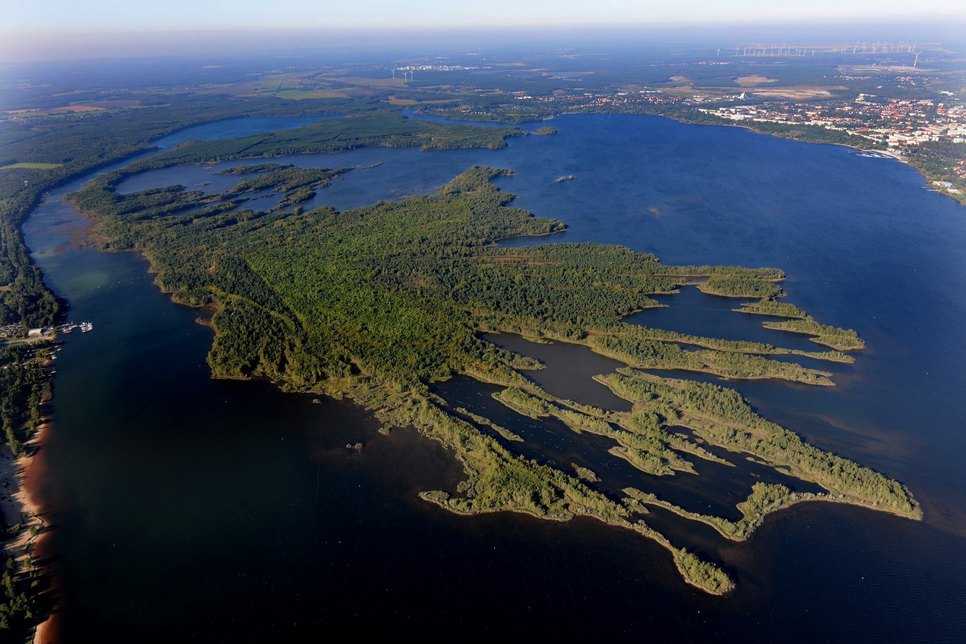 Die Insel im Senftenberger See aus der Luft. Das Bild ist aus dem Jahr 2013. Foto: Radke/LMBV