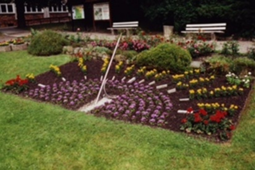 Die Neugestaltung der Blumenuhr 2002. Fotos: Verein