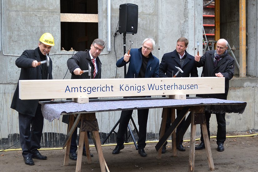 Richtfest für den Erweiterungsbau am Amtsgericht Königs Wusterhausen mit dem symbolischen Einschlagen der Nägel. Foto: ©MdF/BLB/U.Rehberg