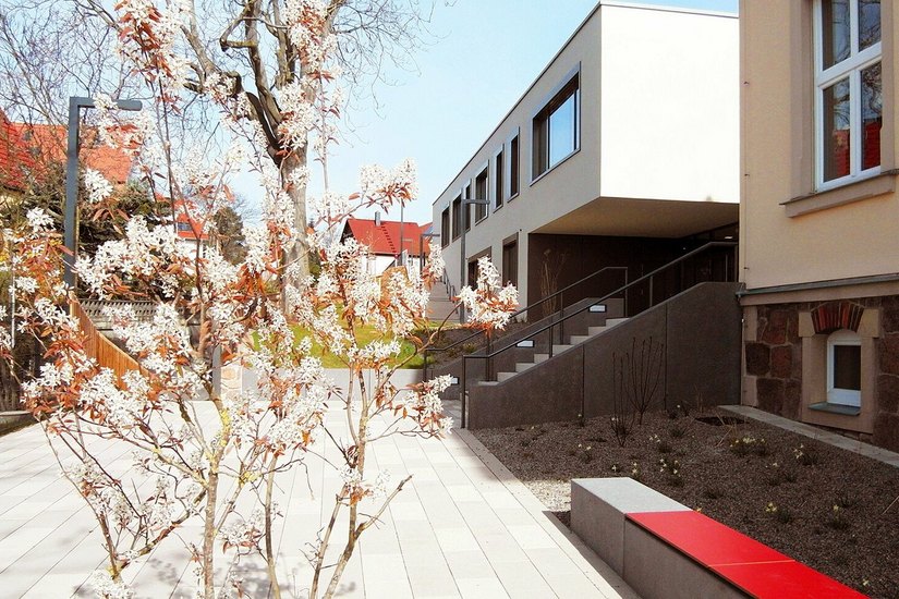 Am 25. Juni, 14, 14.30, 15 und 15.30 bieten das Architektur- und das Landschaftsarchitekturbüro Führungen in der Questenberg Grundschule Meißen und auf deren Frei- und Sportanlagen an.