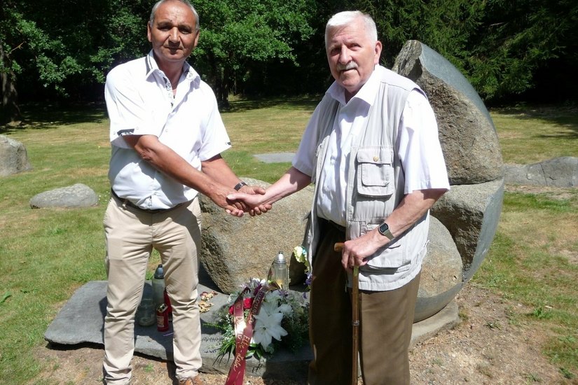 Miroslav Grajcar und Klaus Fiedler (v. li.) am Gedenkstein für die Roma-Opfer.