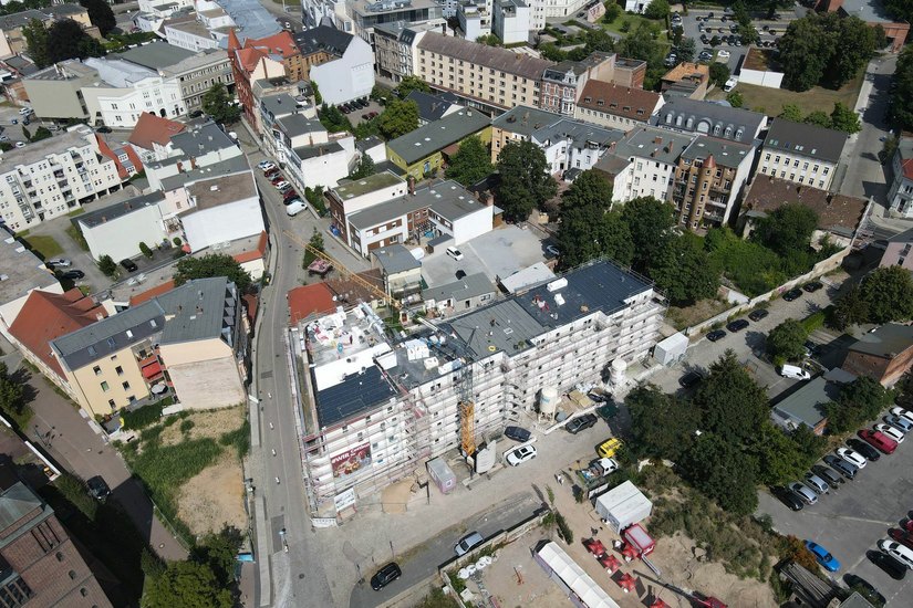 Das Bauprojekt Wohnhaus »Alte Brauerei« im Quartier am alten Busbahnhof aus der Vogelperspektive.