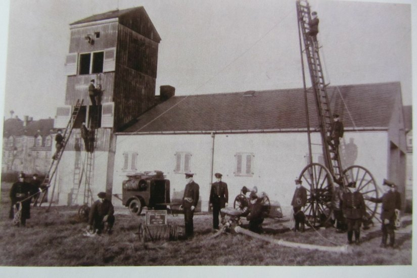 Historische Aufnahmen aus der Zeitgeschichte der Feuerwehr. Fotos: FF