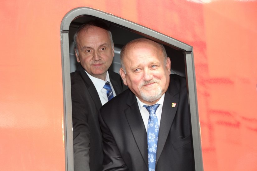 Andreas Trillmich (links), Geschäftsführer der Länderbahn und Siegfried Deinege, Oberbürgermeister von Görlitz im neuen Aushängeschild der Filmstadt Görlitz. Foto: Keil
