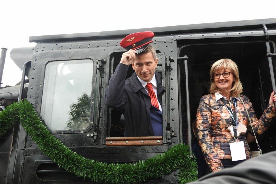 Wirtschaftsminister Martin Dulig und Vize-Landtagspräsidentin Andrea Dombois gaben das Signal für den ersten Zug nach Kippsdorf.