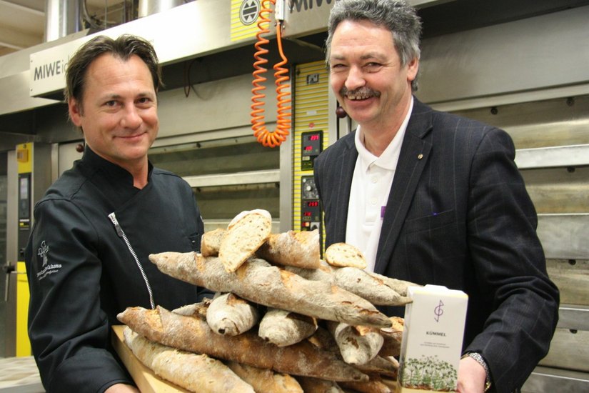 Brotsommelier Tino Gierig (l.) und Wieland Prkno, Vertriebsleiter bei Bombastus, mit dem Kümmel-Cola-Brot. Foto: Zänker