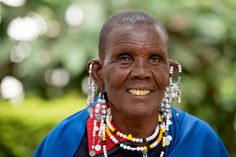 Katarina aus Tansania hatte Grauen Star. Dank einer Operation kann sie heute wieder sehen. Foto: CBM/Hayduk