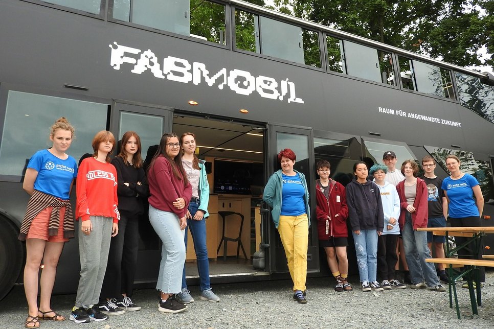 Camp-Teilnehmende vor dem »Fabmobil« in Pirna-Liebethal. In der Mitte: Projektleiterin von »Six Days for Future« Claudia Holbe.