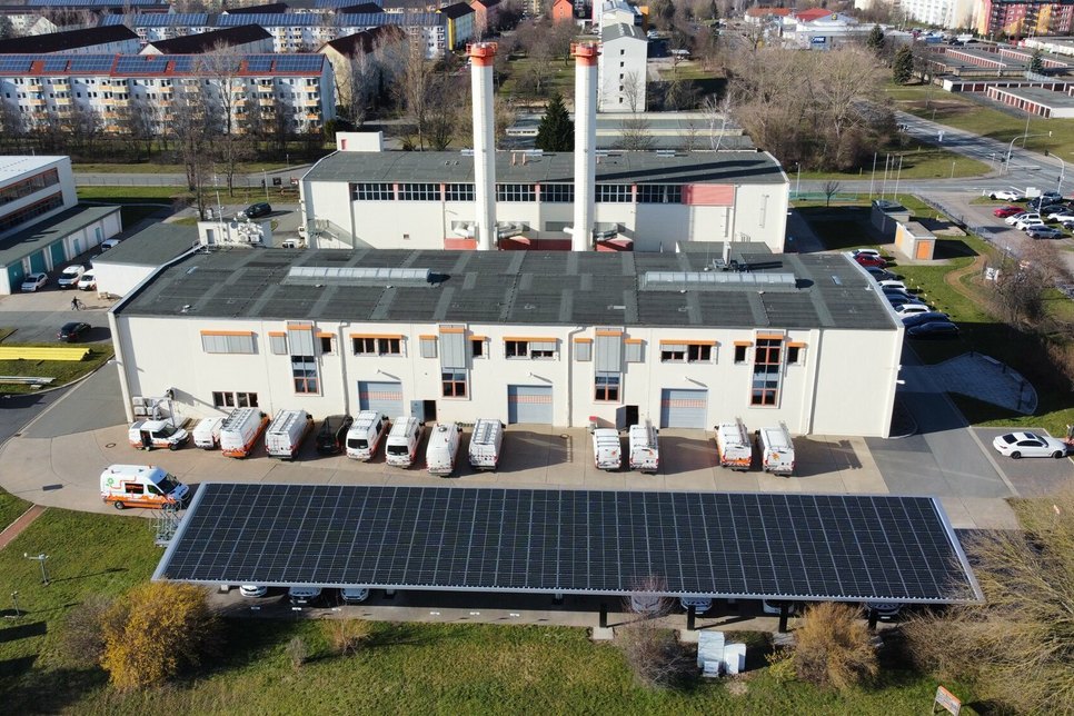 Photovoltaik-Carport auf dem Gelände der Stadtwerke Riesa.