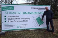 Steffen Markgraf erklärt den neuen Eigenheimstandort an der Schumann-Straße WK IV.