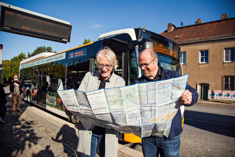 Die Beigeordnete des Landkreis Bautzen, Birgit Weber, und VVO-Pressesprecher Christian Schlemper studieren die neuen Busfahrpläne. Foto: Lars Neumann