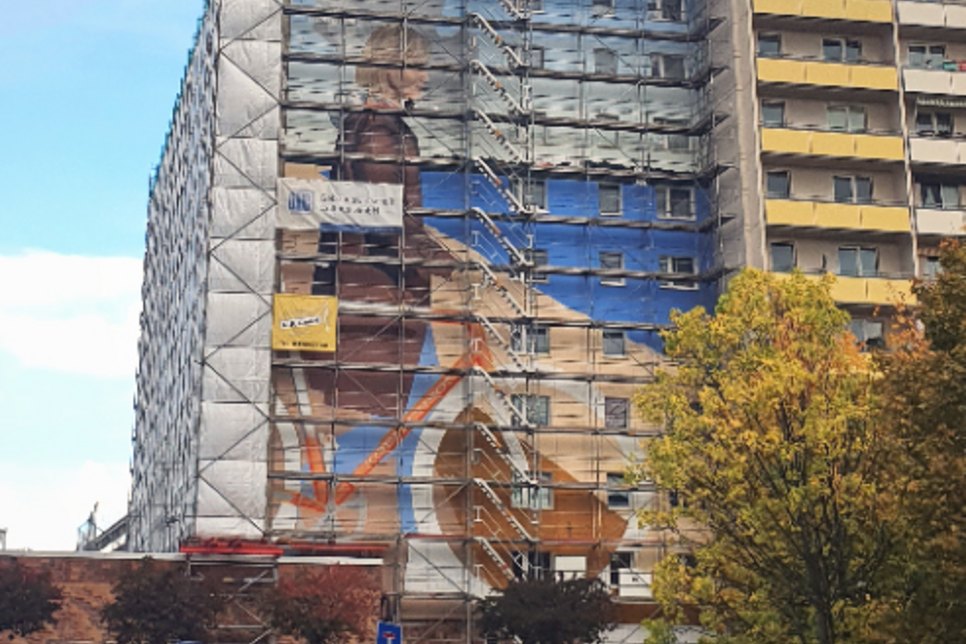 Wenn das Baugerüst fällt, wird das große Wandbild des Cottbuser Graffiti-Künstlers Dirk Hiekel in voller Schönheit zu sehen sein. Foto: GWC Cottbus
