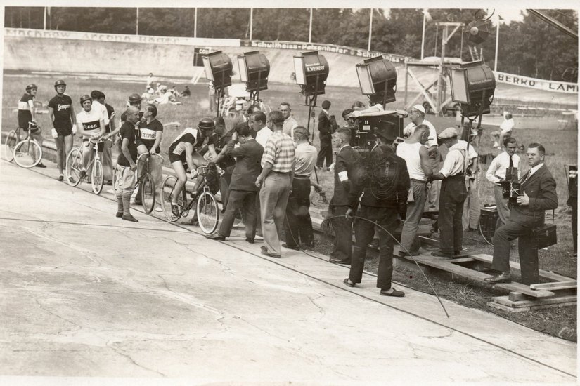 Über 2.000 Komparsen waren bei den Dreharbeiten zum Rühmann-Film „Strich durch die Rechnung“ im Jahr 1932 auf der Forster Radrennbahn mit dabei. Foto/Sammlung Frank Hentschel