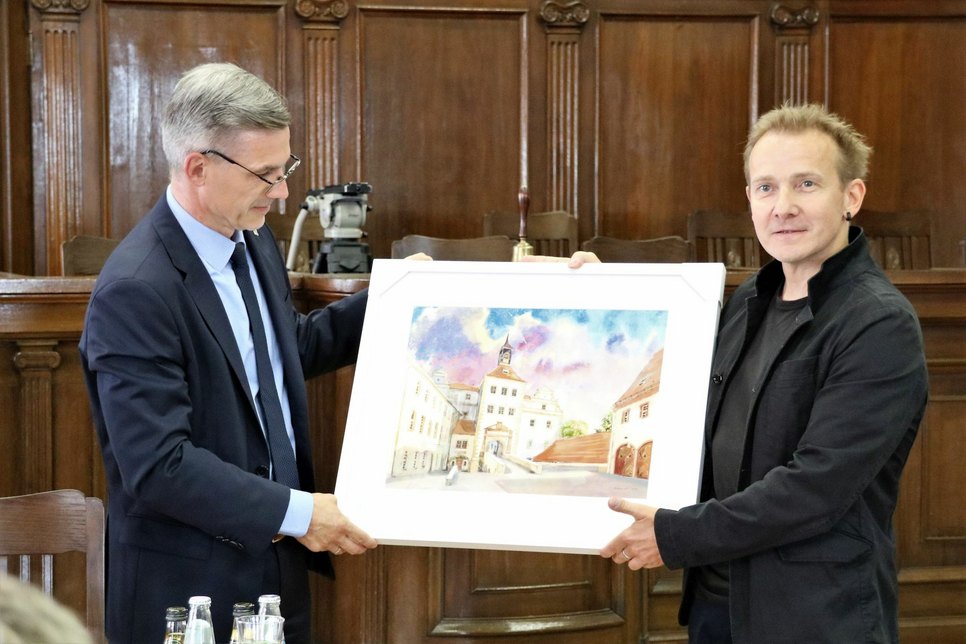 Piktograph Steffen Kaczmierczak überreicht das Original des Buchcovers mit dem Aufgang zum Hinterschloss an Jörg Gampe. Foto: cjw