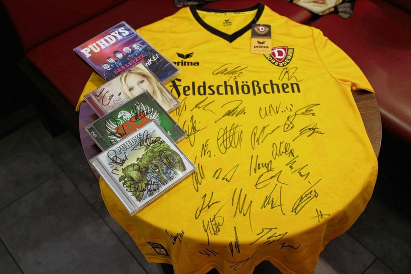 Das handsignierte Dynamo-Dresden Trikot sowie signierte CDs und DVDs von Helene Fischer, den Puhdys oder den Rockgiganten. Foto: Farrar
