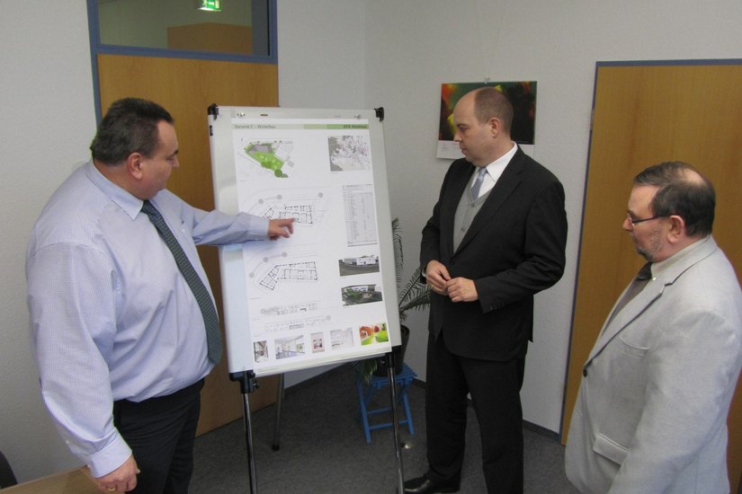 Bauamtsleiter Frank Neumann, Bürgermeister Lars Kolan und Kämmerer Lutz Gottheiner (v.l.) besprechen den Planungsstand zum Ersatzneubau der Kita Waldhaus.