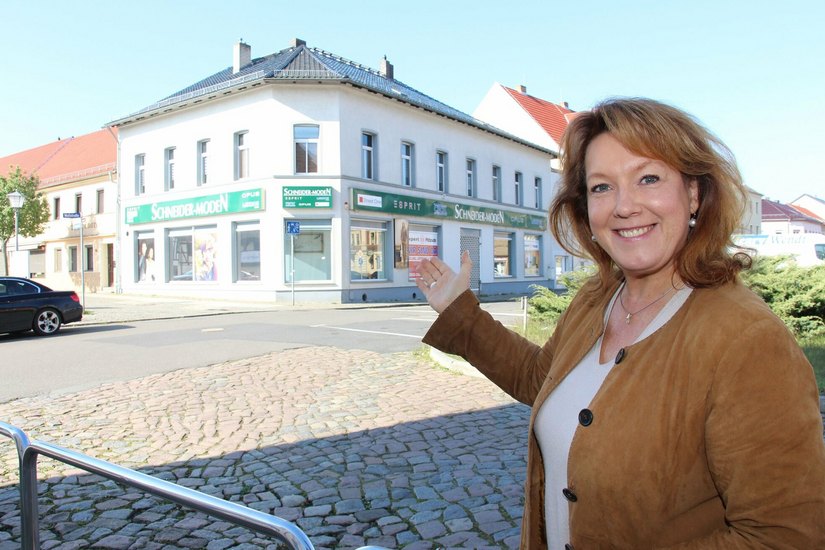 Das leere Ladengeschäft am Denkmalsplatz könnte sich Elsterwerdas Bürgermeisterin Anja Heinrich gut als Hauptpreis im Ansiedlungswettbewerb vorstellen.