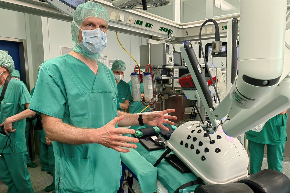 Chirurgie Prof. Sören Torge Mees erklärt, wie Da Vinci funktioniert. Über Stahlhülsen werden bis zu vier 