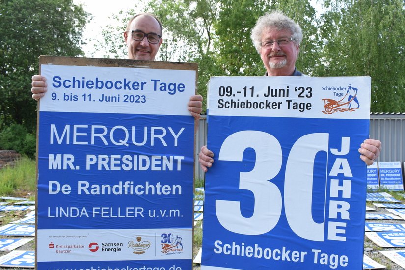 Die Vorbereitungen zum Stadtfest laufen auf Hochtouren. Norman Reitner (links) und Klaus Klix von der AG Schiebocker Tage haben sich beim Plakate kleben ablichten lassen.
