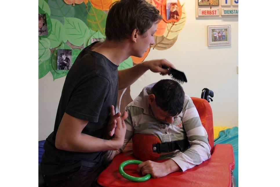 Ein Schüler bei der Pflege eines Betreuten. Foto: Evangelische Stiftung Diakonie