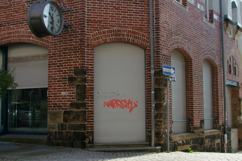 Verbarrikadiert und wenig einladend: In Radebergs Innenstadt stehen mittlerweile etliche Läden leer. Das schreckt Stadtbesucher ab und zieht Graffiti-Sprayer an. Foto: rk
