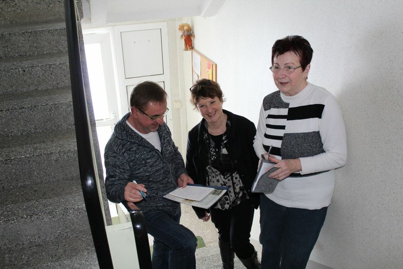 Unten: Der direkte Draht: Birgit Richter (M.) von der SEEG im „Treppenhaus-Gespräch“ mit den Mietern. Foto: Stadt Meißen, Reso