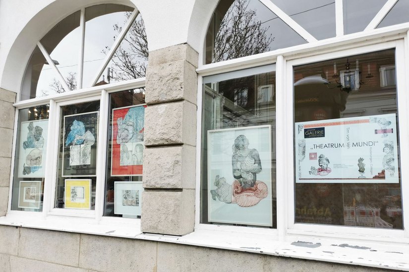 Werke von Tim von Veh zieren jetzt die Glasfront am Parkhotel Dresden. Foto: PR