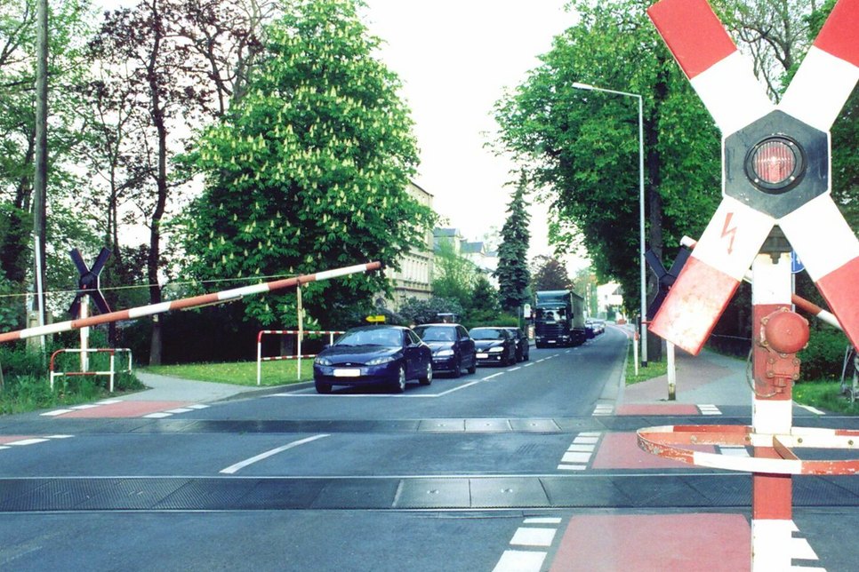 Bereits vor Jahren wurde der Bahnübergang an der Berliner Straße umgebaut und für Autos gesperrt. Wird er bald wieder geöffnet? Foto: Fischer