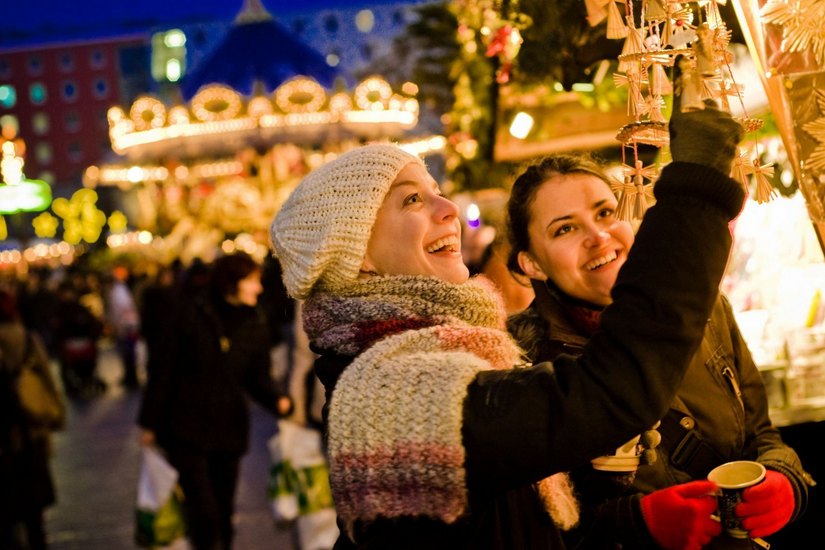 Überall laden Weihnachtsmärkte ein, sich musikalisch und kulinarisch auf das Fest einstimmen zu lassen. Foto: Fotolia