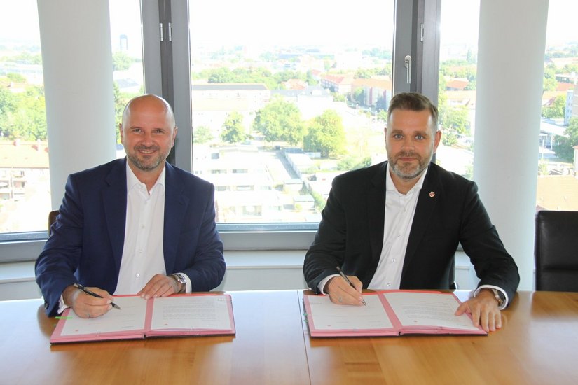 LEAG-Personalvorstand Jorg Waniek (li.) und FCE-Präsident Sebastian Lemke (re.) unterzeichneten jetzt die entsprechenden Papiere ihrer Vereinbarung.