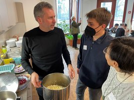 Gemeinsam Kochen an der Waldorfschule mit OB Tobias Schick. | Foto: Stadt Cottbus