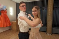 Clara und Valentin bei der Probe in der Tanzschule Scharfe.