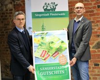 Folgt auf den Sängerstadt-Gutschein, erst kürzlich von Jörg Gampe (l.) vorgestellt, jetzt auch ein Tagesticket für City-Gäste? Foto: ws