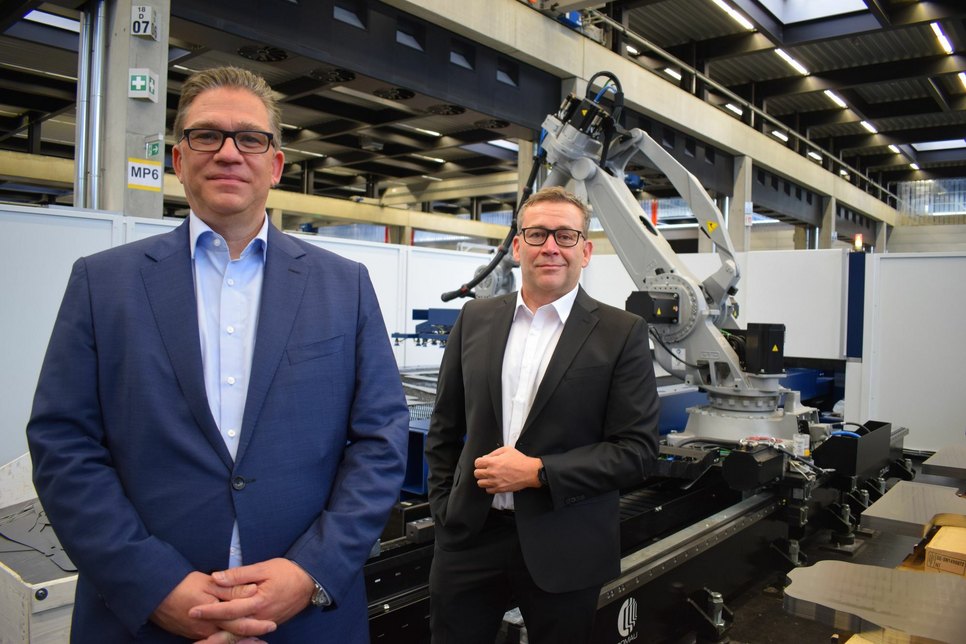 Der Leiter für Machine Tools Systems bei Siemens, Herr Uwe Ruttkamp (vorn) und der Geschäftsführer des Trumpfwerkes in Neukirch, Arnim Brüchle, präsentieren die neuesten Anlagen. Foto: spa