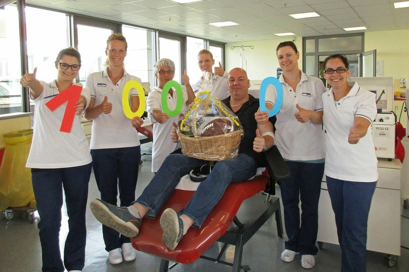 Das Team des Plasmaspendezentrums Dresden gratulierte Andreas Janke zu seiner 1.000 Spende. Foto: Plasmaspendezentrum DD