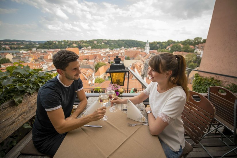 Ein romantisches Dinner mit perfektem Ausblick – der Gastroführer zeigt, wo es das gibt. Foto: Stadt