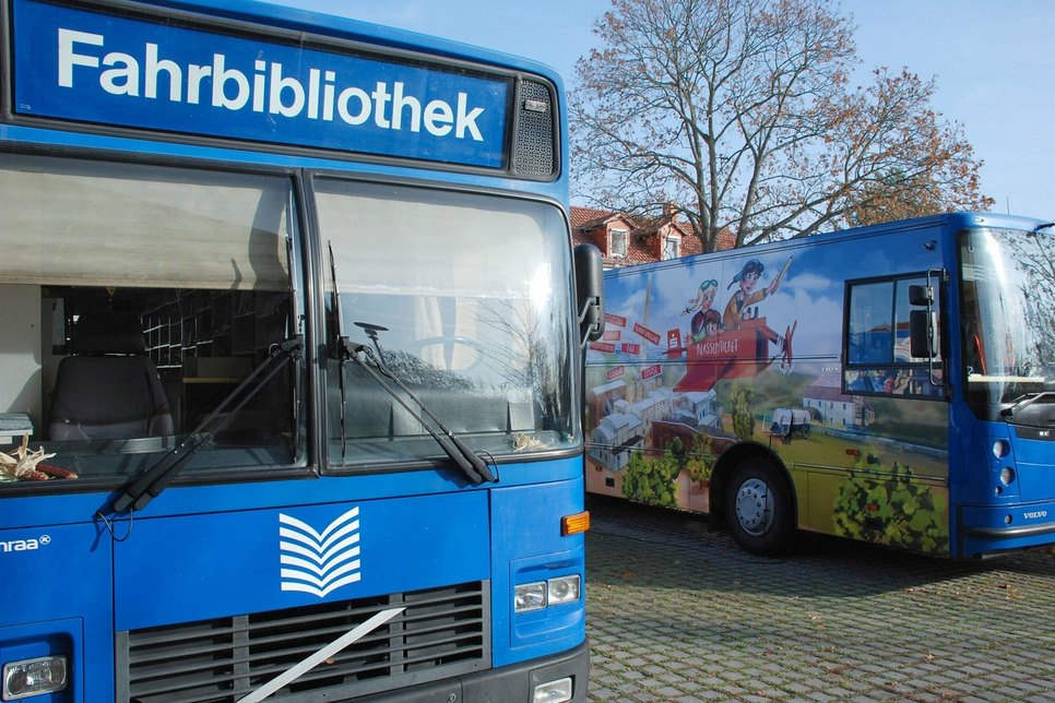 Die Bücherbusse des Landkreises versorgen 145 Orte des Landkreises in dreiwöchigem Rhythmus nach einem festen Tourenplan mit Medien und Informationen zur Bildung und Freizeitgestaltung.