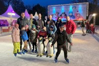 Bereits seit gut einer Woche können die Riesaer und ihre Gäste wieder die Eislaufbahn zur Einstimmung auf das Fest nutzen.