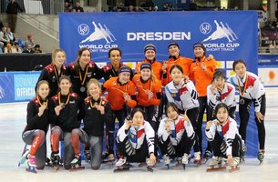 Siegerehrung: 3.000 Meter Staffel Frauen (Kanada, Niederlanden, Südkorea). | Foto: Büttner