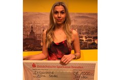 Anna Seidel mit dem Preisgeld-Scheck von der Sportlerwahl.