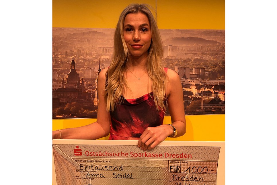 Anna Seidel mit dem Preisgeld-Scheck von der Sportlerwahl.