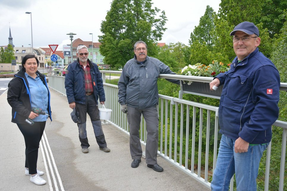 Vereinsmitglieder haben Blumenkästen an der Schlossbrücke angebracht. Foto: Detlef Bogott