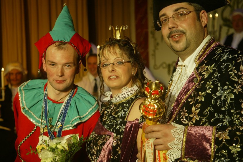 Hofnarr Jürgen Kopprasch (l.) kürte 2005 Maik I. und Berit I. Er bekam das Zepter überreicht, den Karnevalsorden umgehangen und einen närrischen Hut auf den Kopf. Der Prinzessin wurde das Krönchen aufs Haupt gesetzt. Foto: Daniel Förster